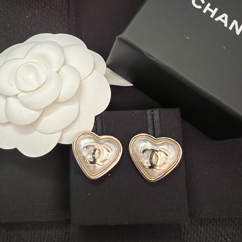 Chanel Pearl Heart CC Stud Earrings Light Gold 22C NEW